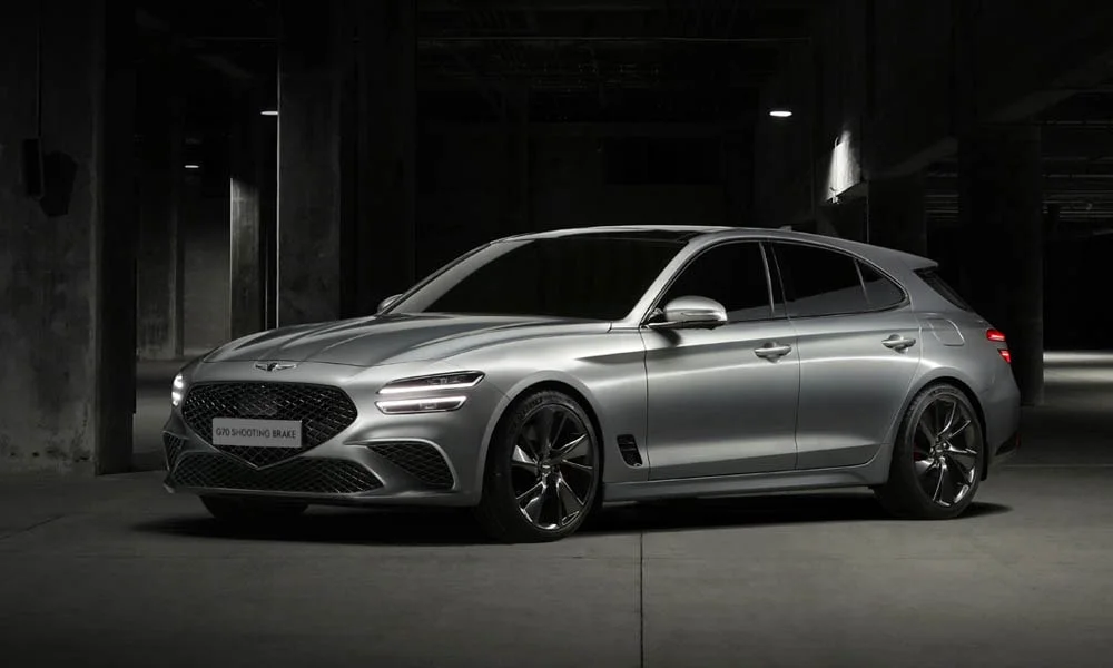 Фото Genesis G70 Shooting Brake (2022) — вид спереди, фото 8. Анфас: пропорции капота, посадка кузова и графика ходовых огней. Дневные ходовые огни включаются автоматически с запуском Genesis G70 Shooting Brake (2022) — вид спереди, фото 8