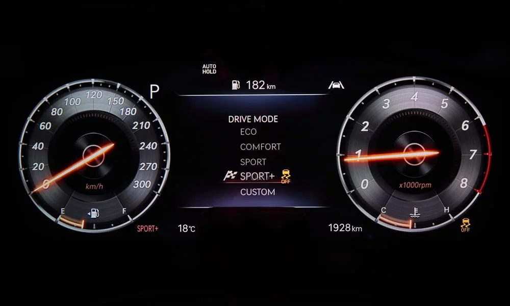 Фото Genesis G70 Shooting Brake (2022) — приборная панель. Экран приборов за рулём — вся ходовая информация перед глазами. Компоновка приборов настраивается в меню у большинства версий Genesis G70 Shooting Brake (2022) — приборная панель