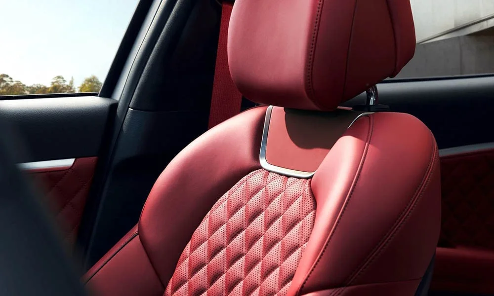 Фото Genesis G70 Shooting Brake (2022) — интерьер, фото 4. Общий план салона: архитектура панели, консоль и кресла. Светлая гамма зрительно расширяет салон, тёмная — практичнее в уходе Genesis G70 Shooting Brake (2022) — интерьер, фото 4