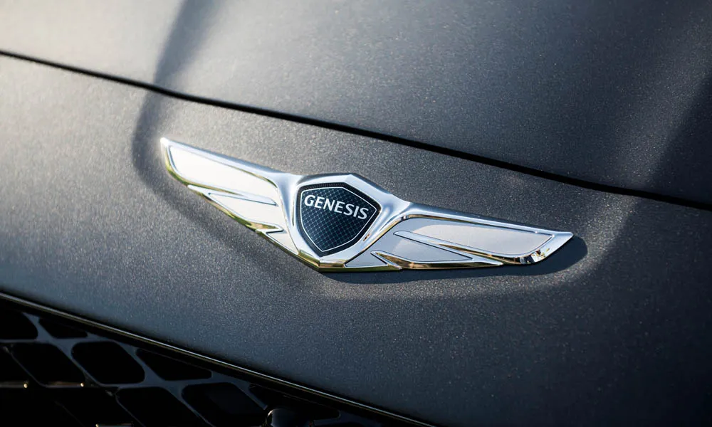 Фото Genesis G70 Shooting Brake (2022) — интерьер, фото 5. Общий план салона: архитектура панели, консоль и кресла. Светлая гамма зрительно расширяет салон, тёмная — практичнее в уходе Genesis G70 Shooting Brake (2022) — интерьер, фото 5