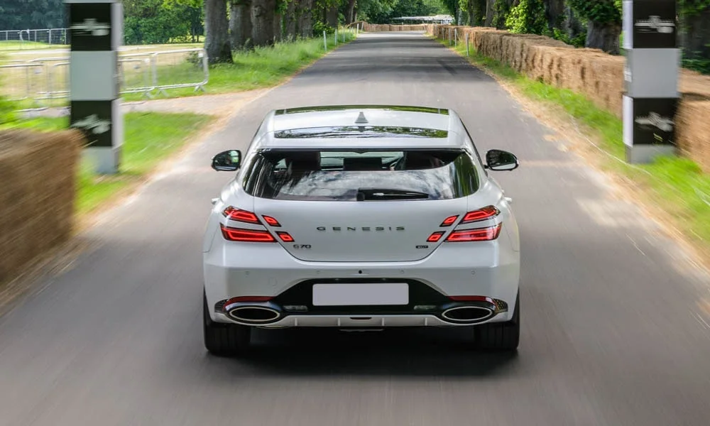 Genesis G70 Shooting Brake (2022) — вид сзади, фото 3