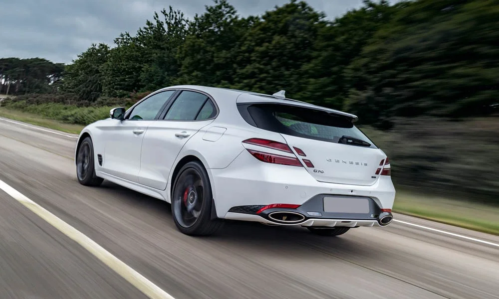 Фото Genesis G70 Shooting Brake (2022) — вид сзади, фото 4. Белый кузов сзади — фонари и бампер определяют ночной образ модели. Светодиодная полоса или раздельные секции — задняя оптика стала главным украшением кормы Genesis G70 Shooting Brake (2022) — вид сзади, фото 4