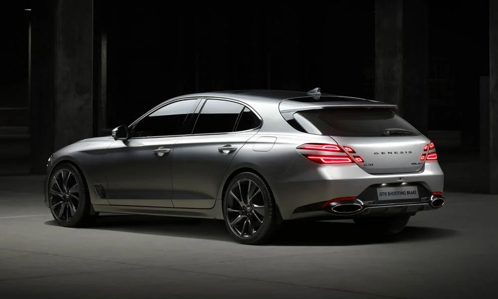 Фото Genesis G70 Shooting Brake (2022) — вид сзади, фото 7. Графика фонарей, бампер и оформление пятой двери. Насадки выхлопа или их имитация внизу бампера различают версии Genesis G70 Shooting Brake (2022) — вид сзади, фото 7