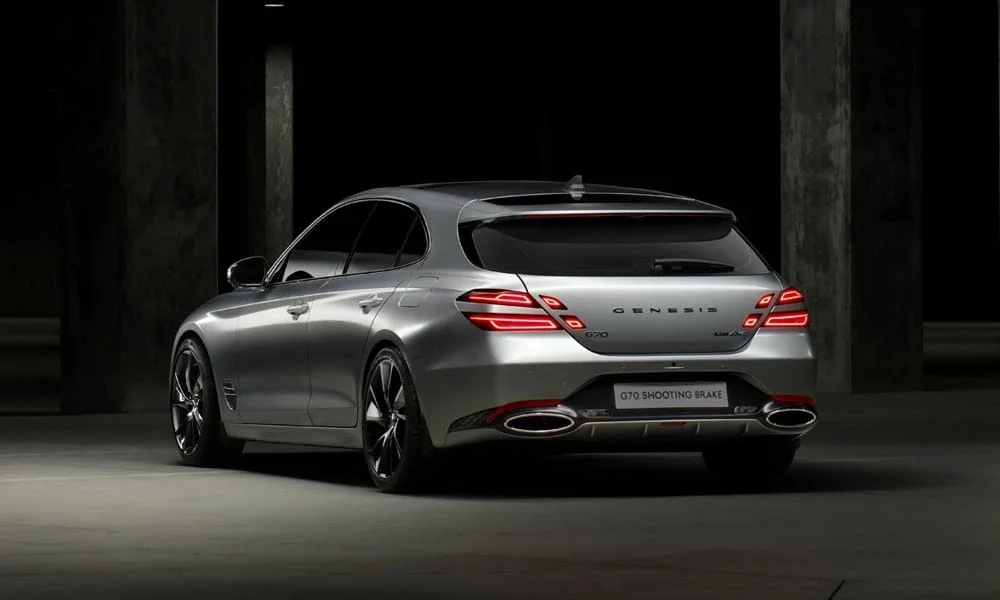 Фото Genesis G70 Shooting Brake (2022) — вид сзади, фото 8. Серебристый кузов сзади — фонари и бампер определяют ночной образ модели Genesis G70 Shooting Brake (2022) — вид сзади, фото 8