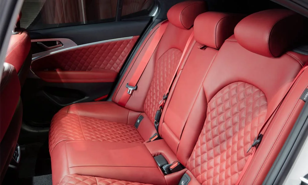 Фото Genesis G70 Shooting Brake (2022) — задние сиденья. Второй ряд: профиль дивана, подголовники и обивка из стёганой коже Genesis G70 Shooting Brake (2022) — задние сиденья