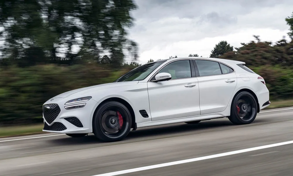 Фото Genesis G70 Shooting Brake (2022) — вид сбоку. Белый кузов в профиль — пропорции, высота посадки и дизайн дисков Genesis G70 Shooting Brake (2022) — вид сбоку