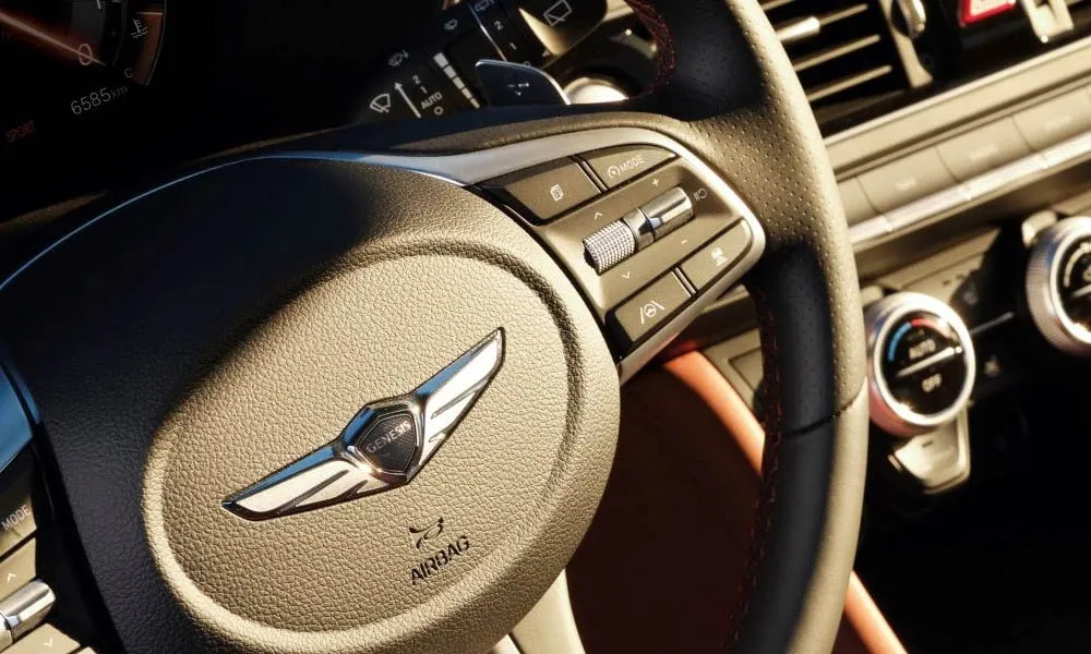 Фото Genesis G70 Shooting Brake (2022) — руль. Обшивка обода и компоновка спиц крупным планом. Обогрев обода — опция, которую оценят зимой Genesis G70 Shooting Brake (2022) — руль