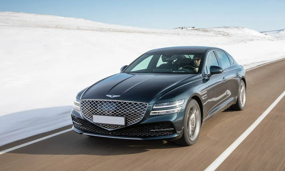 Фото Genesis G80 — вид спереди, фото 4. Анфас: пропорции капота, посадка кузова и графика ходовых огней. Рисунок ходовых огней — подпись модели, по нему её узнают в потоке Genesis G80 — вид спереди, фото 4