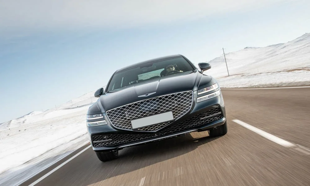 Фото Genesis G80 — вид спереди, фото 6. Анфас: пропорции капота, посадка кузова и графика ходовых огней. Рисунок ходовых огней — подпись модели, по нему её узнают в потоке Genesis G80 — вид спереди, фото 6