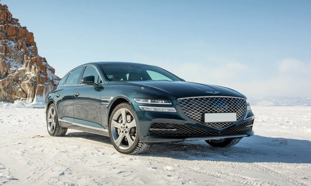 Фото Genesis G80 — вид спереди, фото 8. Чёрный кузов, строгая симметрия оптики — базовый ракурс знакомства с дизайном Genesis G80 — вид спереди, фото 8