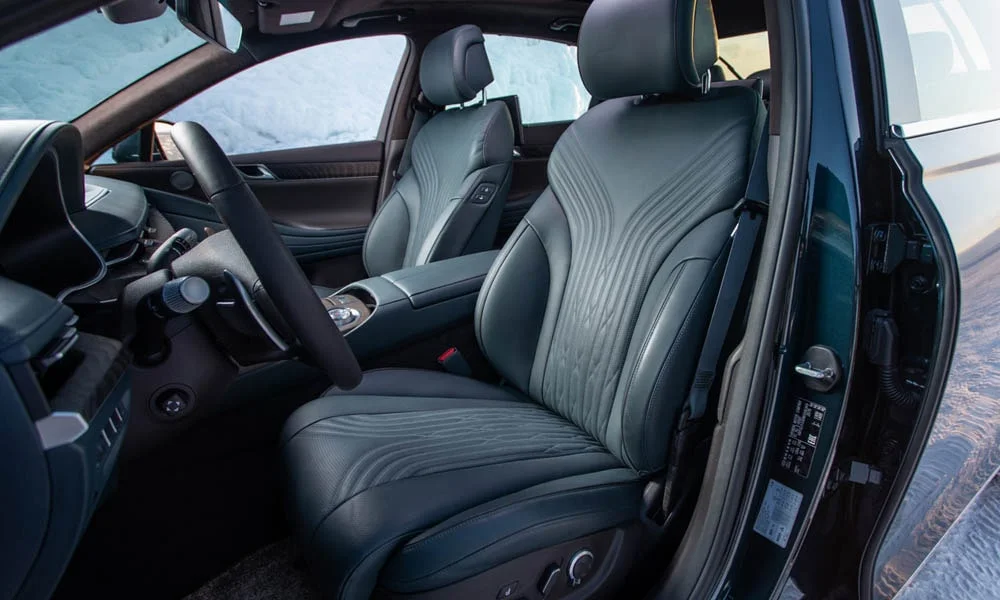 Фото Genesis G80 — передние сиденья. Профиль кресел: боковая поддержка и подголовники. Регулировки с памятью возвращают кресло под водителя одним нажатием — у версий с электроприводом Genesis G80 — передние сиденья