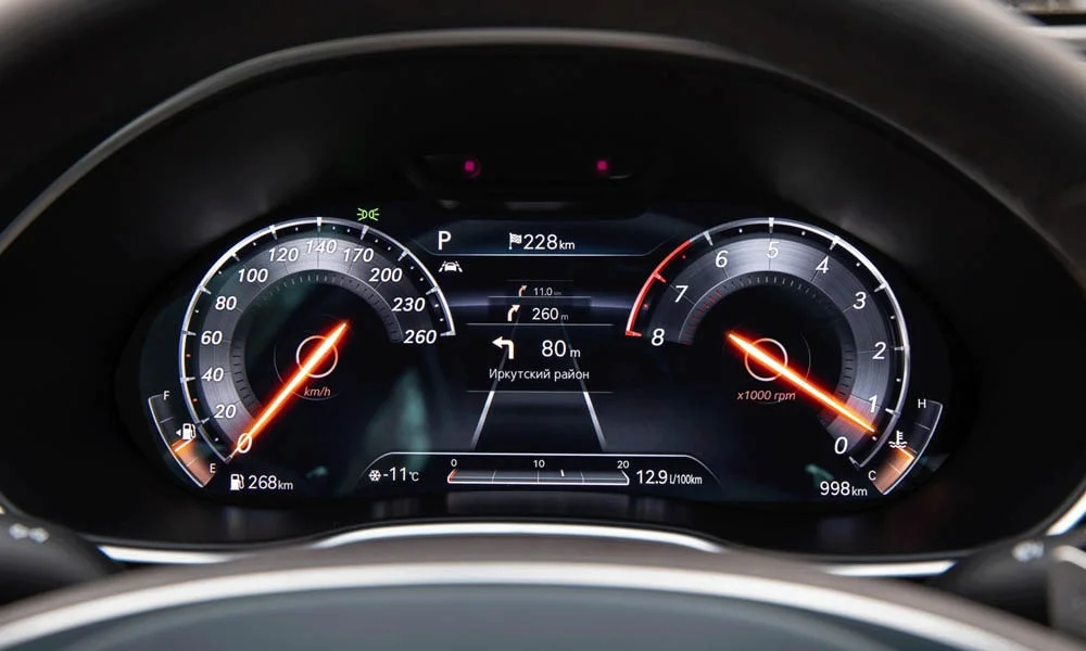 Фото Genesis G80 — приборная панель. Экран приборов за рулём — вся ходовая информация перед глазами. Запас хода и расход выводятся крупно — главные цифры ежедневных поездок Genesis G80 — приборная панель