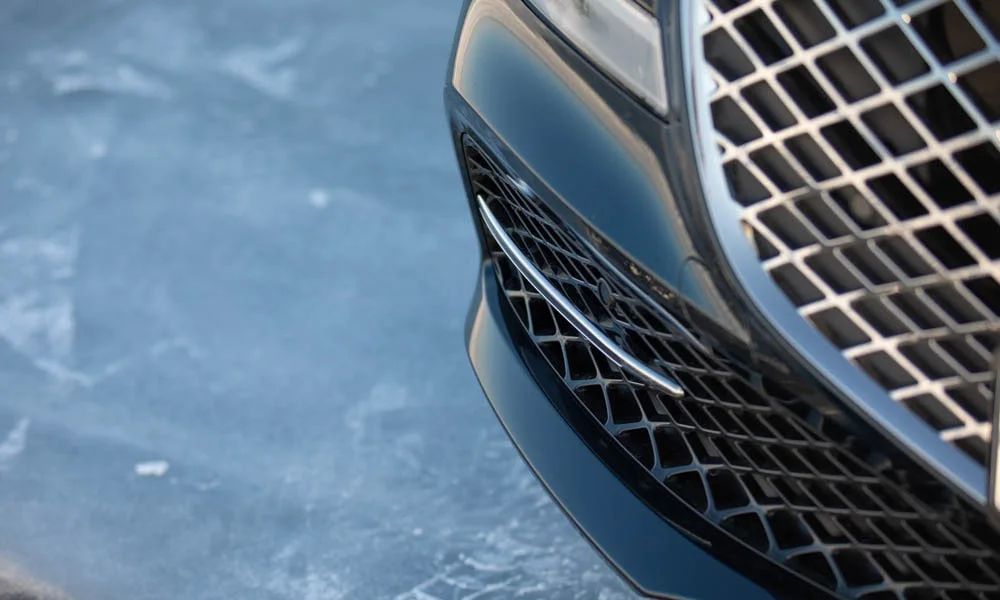 Фото Genesis G80 — решётка радиатора, фото 2. Фирменный рисунок облицовки — визитная карточка марки. За решёткой у многих комплектаций стоит радар адаптивного круиз-контроля Genesis G80 — решётка радиатора, фото 2