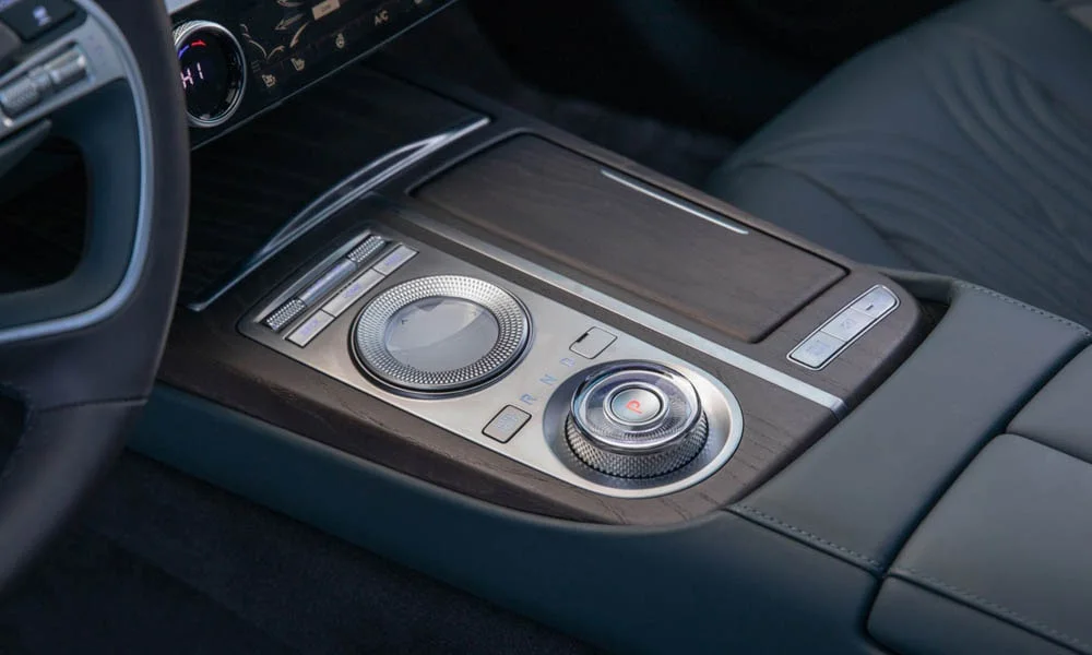 Фото Genesis G80 — интерьер. Общий план салона: архитектура панели, консоль и кресла Genesis G80 — интерьер