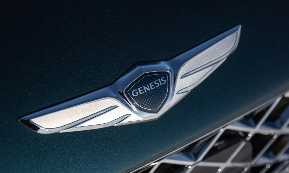 Фото Genesis G80 — интерьер, фото 4. Общий план салона: архитектура панели, консоль и кресла. Уровень отделки читается по стыкам панелей и мягким поверхностям в зонах касания Genesis G80 — интерьер, фото 4