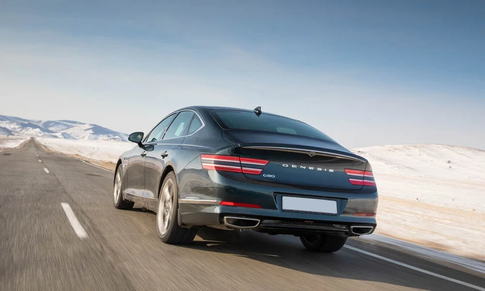 Фото Genesis G80 — вид сзади, фото 3. Корма в чёрном цвете: графика фонарей и пластика пятой двери Genesis G80 — вид сзади, фото 3
