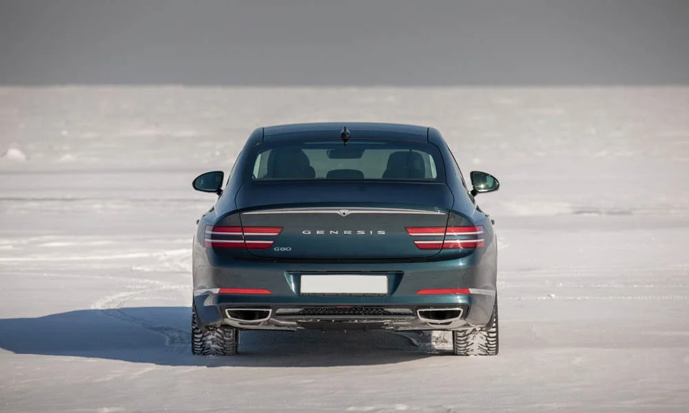 Фото Genesis G80 — вид сзади, фото 5. Графика фонарей, бампер и оформление пятой двери. Светодиодная полоса или раздельные секции — задняя оптика стала главным украшением кормы Genesis G80 — вид сзади, фото 5