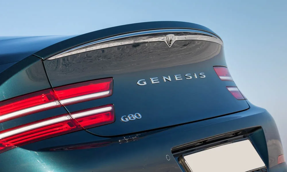 Фото Genesis G80 — вид сзади, фото 6. Линия крыши, стойки и задняя дверь в синем исполнении. Насадки выхлопа или их имитация внизу бампера различают версии Genesis G80 — вид сзади, фото 6