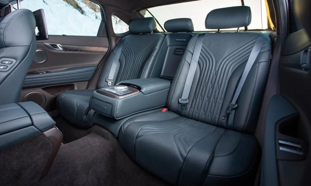 Фото Genesis G80 — задние сиденья. Второй ряд: профиль дивана, подголовники и обивка из стёганой коже. Плоский пол упрощает посадку втроём Genesis G80 — задние сиденья