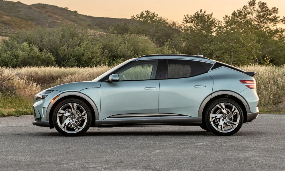 Genesis GV60 (2024) — вид сбоку