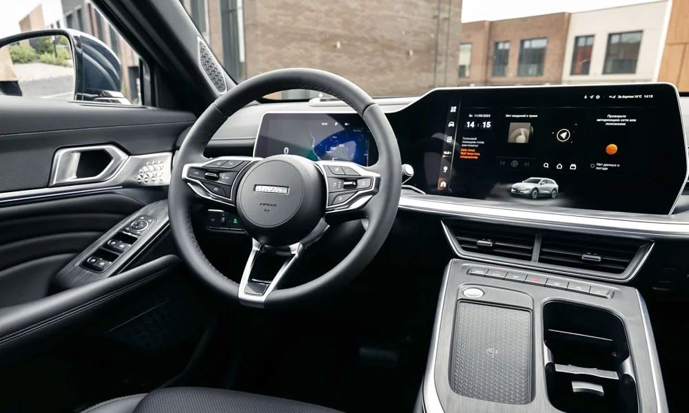 Фото Haval F7 (2022) — передняя панель. Компоновка экранов, дефлекторов и консоли. Минимум физических кнопок — ставка на экранное управление Haval F7 (2022) — передняя панель
