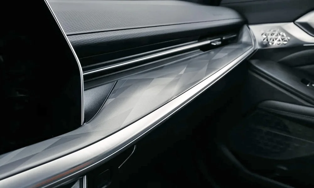 Фото Haval F7 (2022) — дверная карта. Дверная карта в светло-серой отделке: подлокотник, динамик и блок стеклоподъёмников Haval F7 (2022) — дверная карта