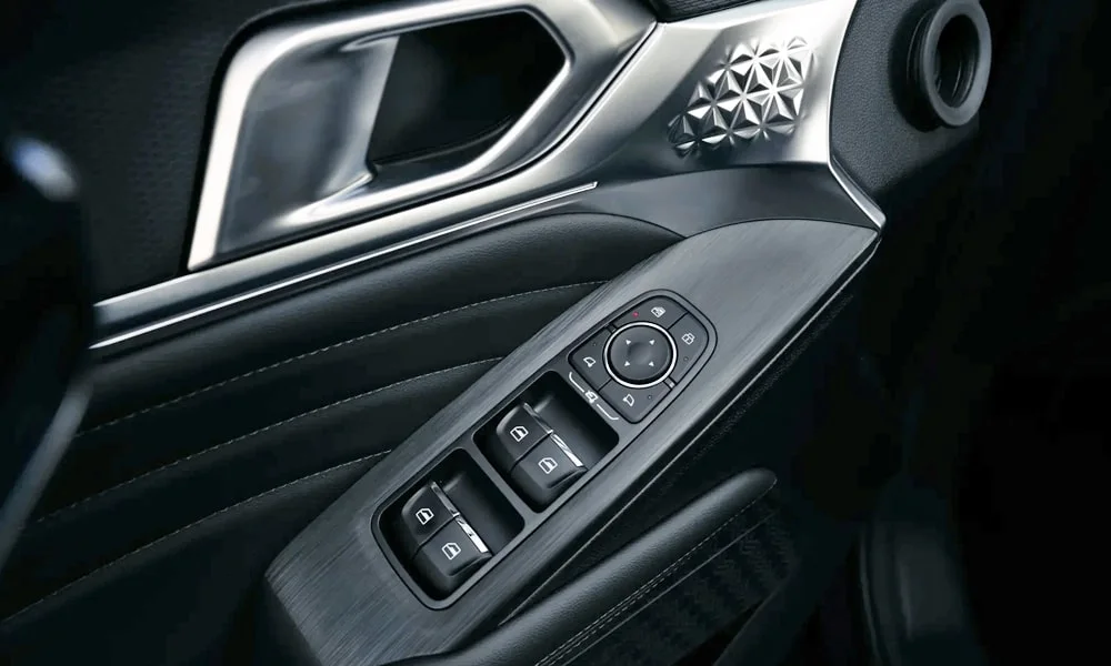 Фото Haval F7 (2022) — дверная карта, фото 2. Дверная карта в тёмной отделке: подлокотник, динамик и блок стеклоподъёмников Haval F7 (2022) — дверная карта, фото 2