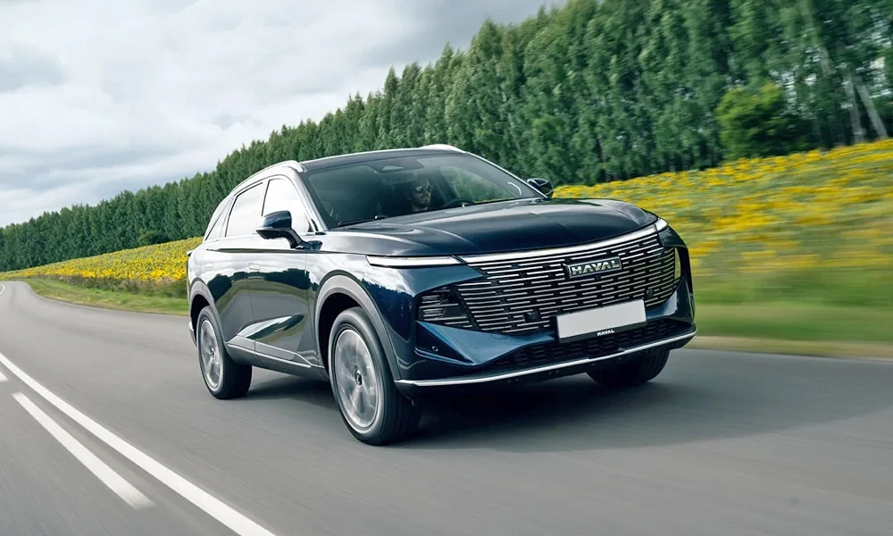 Фото Haval F7 (2022) — вид спереди, фото 3. Оптика, решётка и бампер — первое впечатление о модели. Рисунок ходовых огней — подпись модели, по нему её узнают в потоке Haval F7 (2022) — вид спереди, фото 3