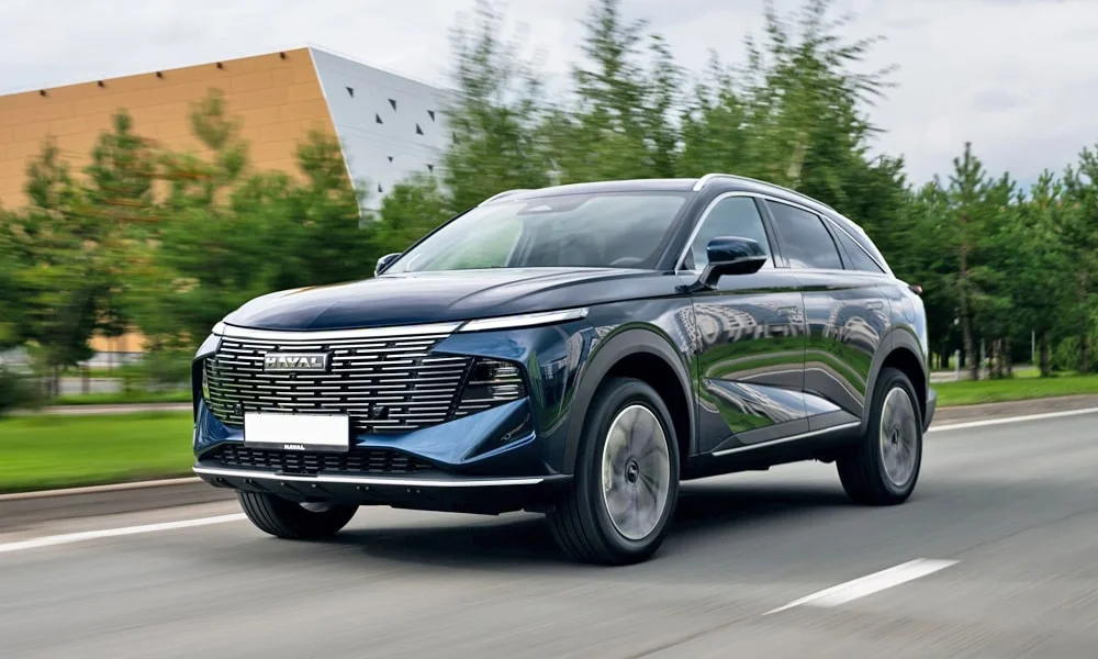 Фото Haval F7 (2022) — вид спереди, фото 4. Синий кузов, строгая симметрия оптики — базовый ракурс знакомства с дизайном. Рисунок ходовых огней — подпись модели, по нему её узнают в потоке Haval F7 (2022) — вид спереди, фото 4