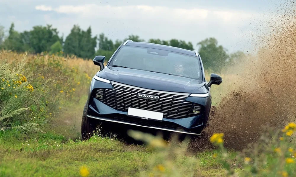 Фото Haval F7 (2022) — вид спереди, фото 7. Анфас: пропорции капота, посадка кузова и графика ходовых огней. Дневные ходовые огни включаются автоматически с запуском Haval F7 (2022) — вид спереди, фото 7