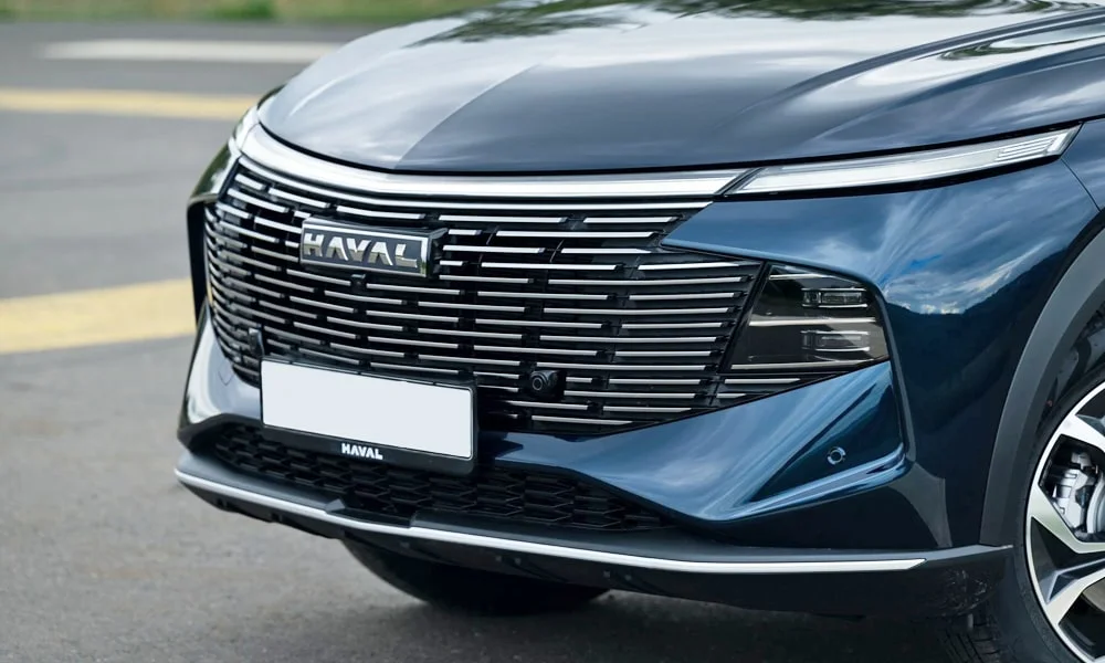 Фото Haval F7 (2022) — решётка радиатора. Фирменный рисунок облицовки — визитная карточка марки. За решёткой у многих комплектаций стоит радар адаптивного круиз-контроля Haval F7 (2022) — решётка радиатора