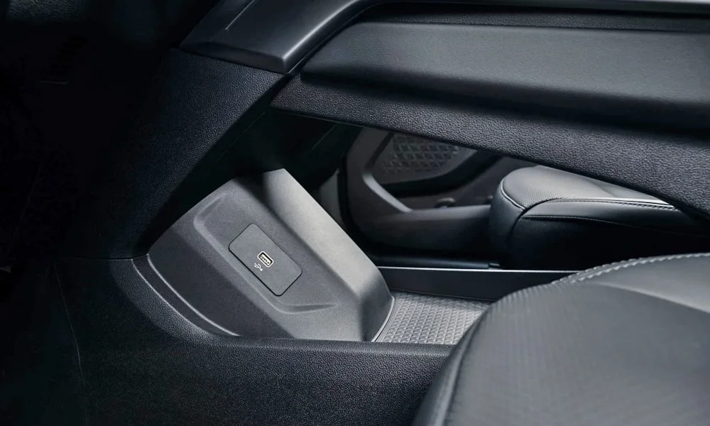 Фото Haval F7 (2022) — интерьер. Общий план салона: архитектура панели, консоль и кресла. Уровень отделки читается по стыкам панелей и мягким поверхностям в зонах касания Haval F7 (2022) — интерьер