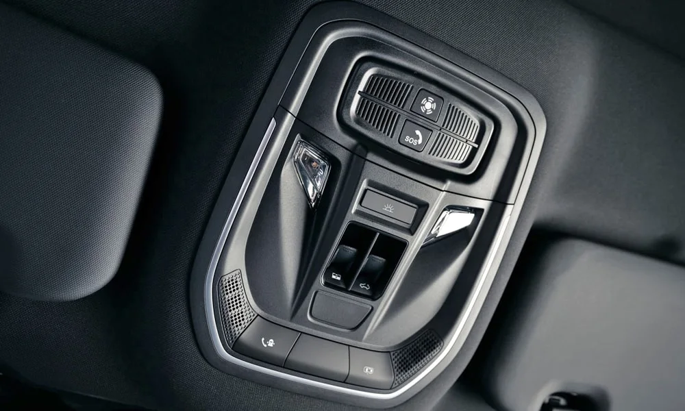 Фото Haval F7 (2022) — интерьер, фото 2. Общий план салона: архитектура панели, консоль и кресла. Светлая гамма зрительно расширяет салон, тёмная — практичнее в уходе Haval F7 (2022) — интерьер, фото 2