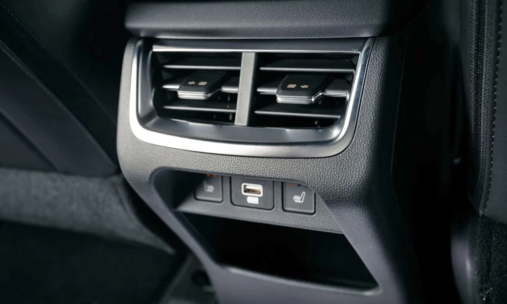 Фото Haval F7 (2022) — интерьер, фото 3. Общий план салона: архитектура панели, консоль и кресла. Светлая гамма зрительно расширяет салон, тёмная — практичнее в уходе Haval F7 (2022) — интерьер, фото 3