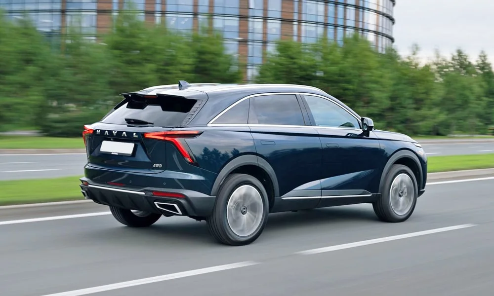 Фото Haval F7 (2022) — вид сзади, фото 4. Графика фонарей, бампер и оформление пятой двери Haval F7 (2022) — вид сзади, фото 4