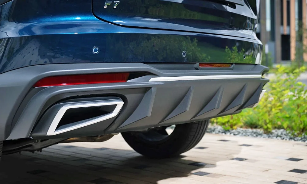 Фото Haval F7 (2022) — вид сзади, фото 6. Корма в синем цвете: графика фонарей и пластика пятой двери. Светодиодная полоса или раздельные секции — задняя оптика стала главным украшением кормы Haval F7 (2022) — вид сзади, фото 6