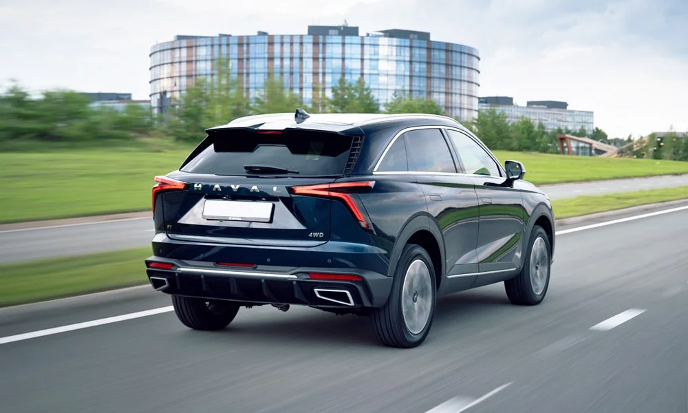 Фото Haval F7 (2022) — вид сзади, фото 7. Корма в чёрном цвете: графика фонарей и пластика пятой двери. Насадки выхлопа или их имитация внизу бампера различают версии Haval F7 (2022) — вид сзади, фото 7