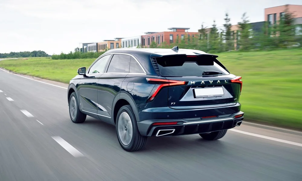 Фото Haval F7 (2022) — вид сзади, фото 8. Графика фонарей, бампер и оформление пятой двери. Насадки выхлопа или их имитация внизу бампера различают версии Haval F7 (2022) — вид сзади, фото 8