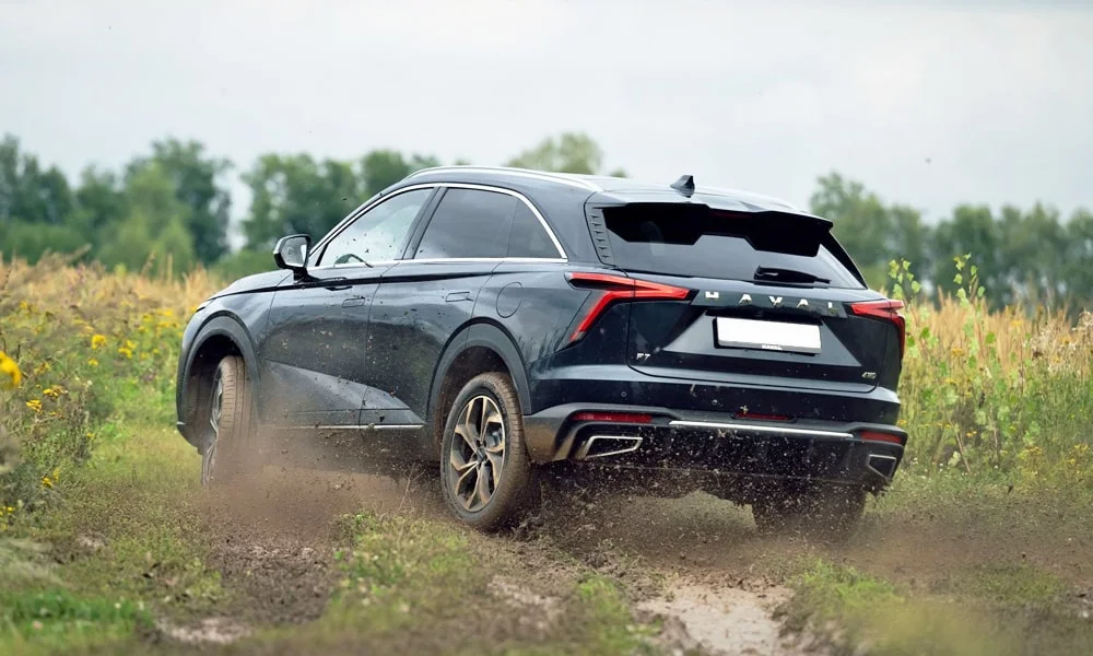 Фото Haval F7 (2022) — вид сзади, фото 9. Линия крыши, стойки и задняя дверь в чёрном исполнении. Насадки выхлопа или их имитация внизу бампера различают версии Haval F7 (2022) — вид сзади, фото 9