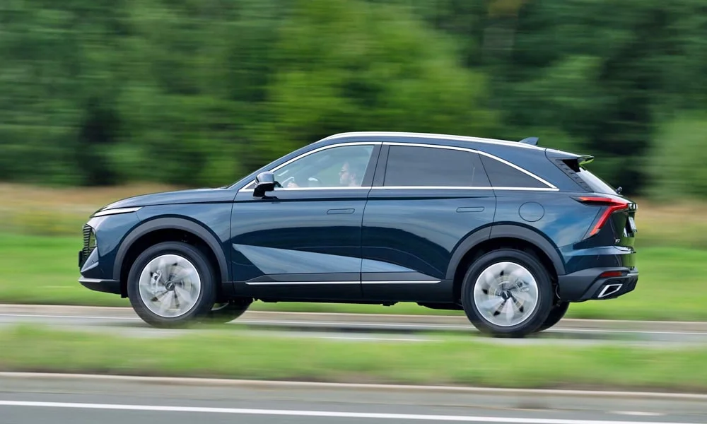 Фото Haval F7 (2022) — вид сбоку, фото 2. Профиль в синем цвете: соотношение колёсной базы и свесов. Длинная база — простор второго ряда; короткие свесы упрощают парковку Haval F7 (2022) — вид сбоку, фото 2