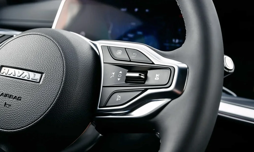 Фото Haval F7 (2022) — руль, фото 2. Обшивка обода и компоновка спиц крупным планом. Правильная посадка: руки на «9 и 3», приборы читаются поверх обода Haval F7 (2022) — руль, фото 2