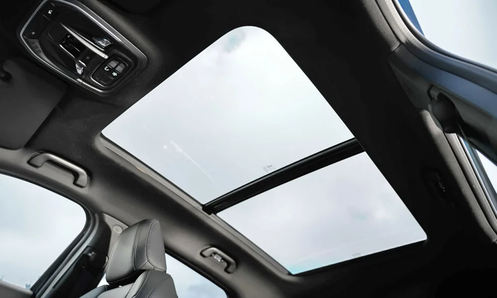 Фото Haval F7 (2022) — панорамная крыша. Вид на остекление крыши из салона Haval F7 (2022) — панорамная крыша