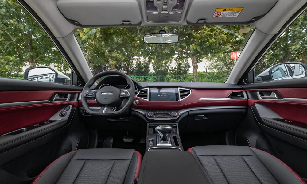Фото Haval H6 Coupe — передняя панель. Компоновка экранов, дефлекторов и консоли. Мягкие материалы верхнего яруса и вставки задают уровень интерьера Haval H6 Coupe — передняя панель