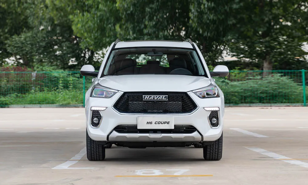 Фото Haval H6 Coupe — вид спереди, фото 3. Анфас: пропорции капота, посадка кузова и графика ходовых огней Haval H6 Coupe — вид спереди, фото 3