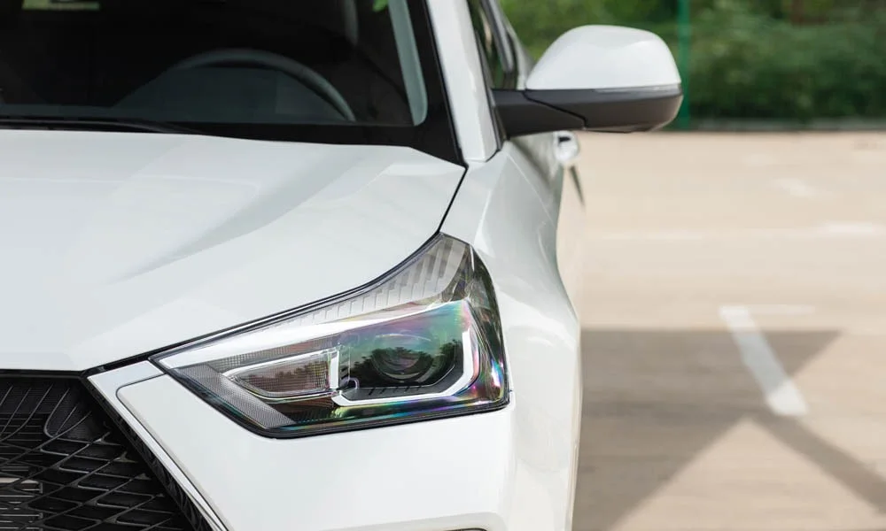 Фото Haval H6 Coupe — вид спереди, фото 4. Кузов в белом цвете: рисунок оптики и решётки задаёт узнаваемое «лицо» модели. Рисунок ходовых огней — подпись модели, по нему её узнают в потоке Haval H6 Coupe — вид спереди, фото 4