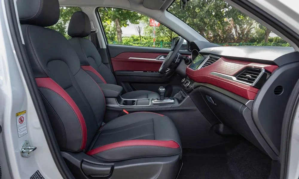 Фото Haval H6 Coupe — передние сиденья. Профиль кресел: боковая поддержка и подголовники. Регулировки с памятью возвращают кресло под водителя одним нажатием — у версий с электроприводом Haval H6 Coupe — передние сиденья