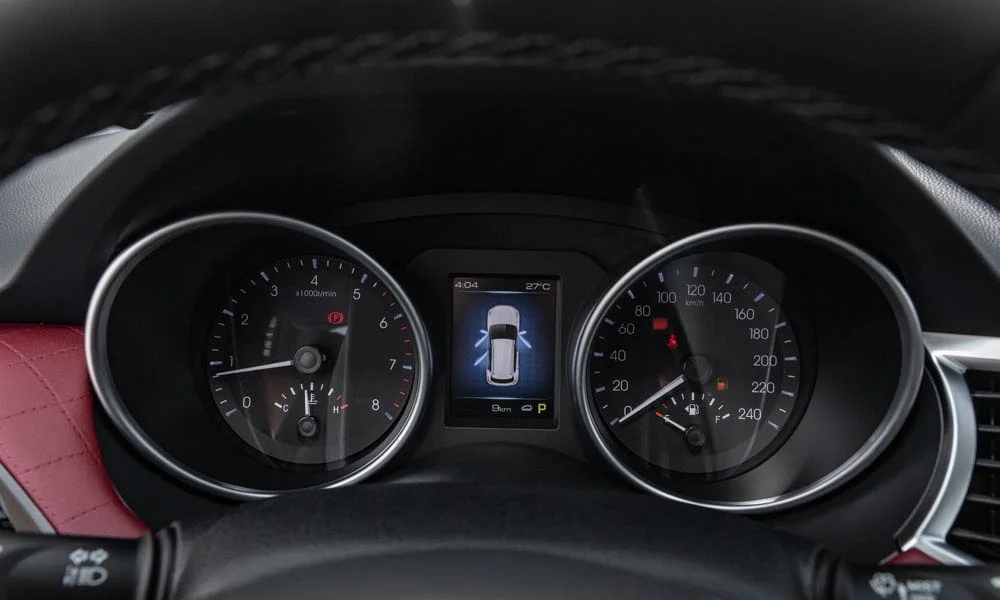 Фото Haval H6 Coupe — приборная панель. Скорость, запас хода и подсказки ассистентов перед глазами. Запас хода и расход выводятся крупно — главные цифры ежедневных поездок Haval H6 Coupe — приборная панель