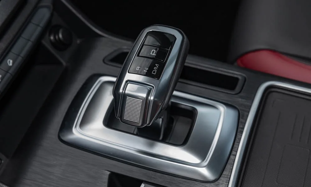 Фото Haval H6 Coupe — селектор коробки передач. Управление коробкой: компактный селектор освобождает место на тоннеле. Автохолд удерживает машину на светофоре без ноги на тормозе Haval H6 Coupe — селектор коробки передач