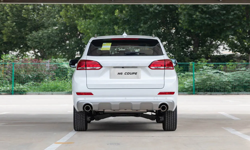 Фото Haval H6 Coupe — вид сзади, фото 3. Линия крыши, стойки и задняя дверь в белом исполнении Haval H6 Coupe — вид сзади, фото 3