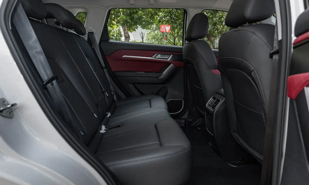 Фото Haval H6 Coupe — задние сиденья. Посадка второго ряда: подголовники и подлокотник Haval H6 Coupe — задние сиденья